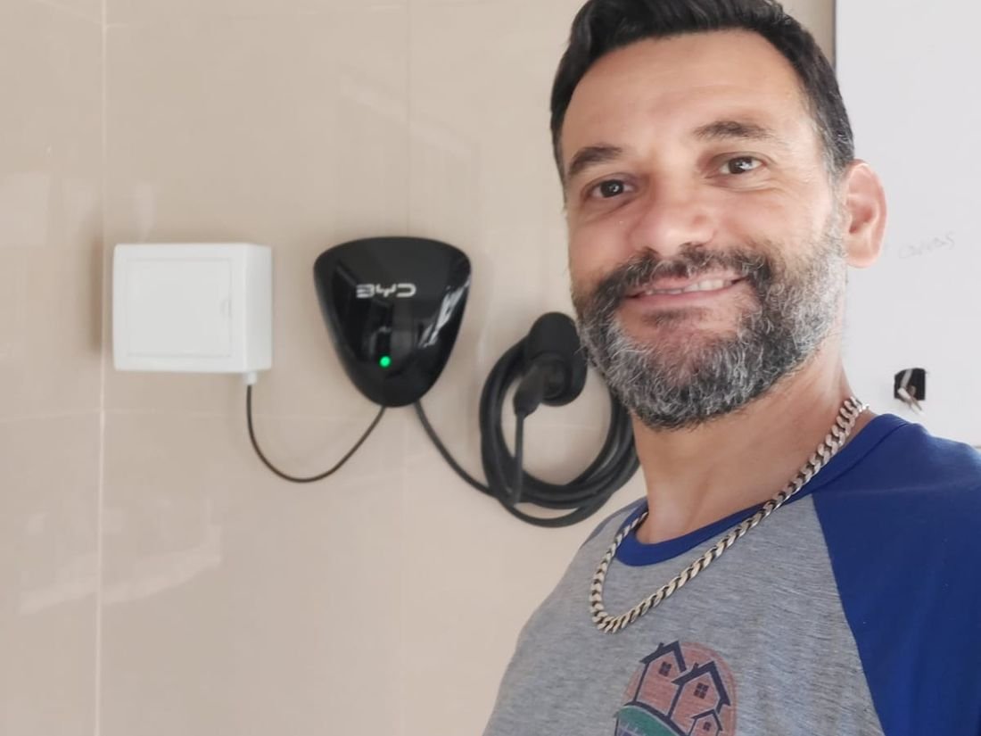 Equipe da Energia Solar Rio na entrega da instalação do carregador de veículo elétrico - Energia Solar Rio
