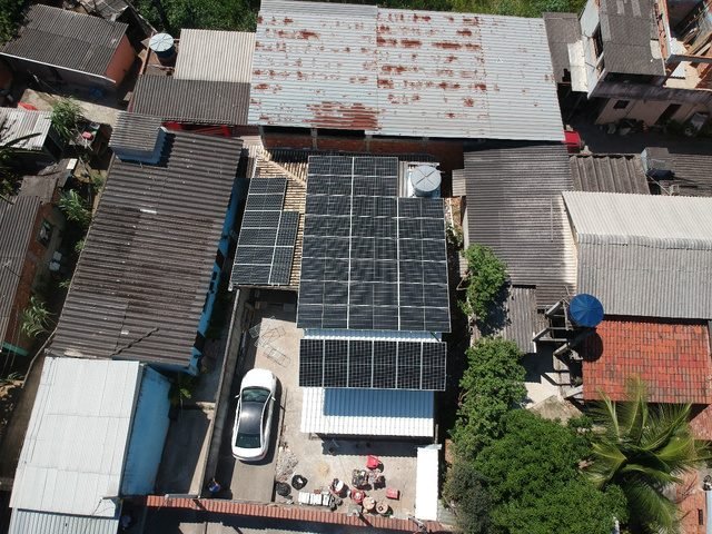 Vista aérea de instalação com 36 módulos solares em Santa Cruz, Rio de Janeiro